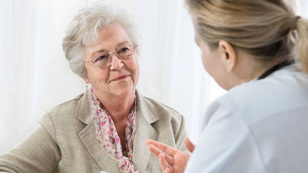 oudere-vrouw-arts-gesprek