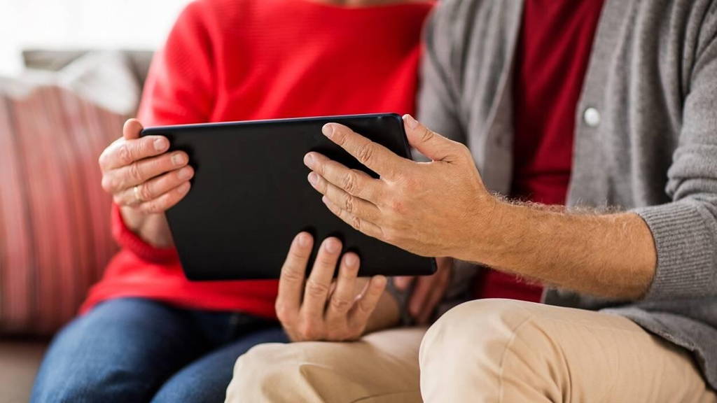 Handen-Tablet-IPad-ouderen-online