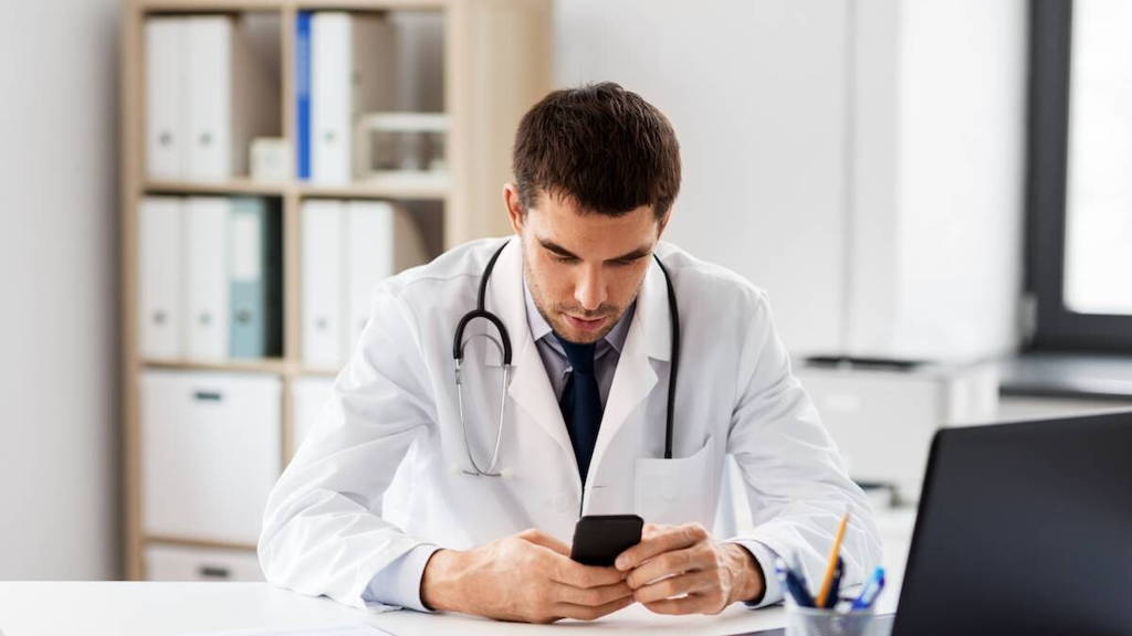 Dokter-smartphone-laptop