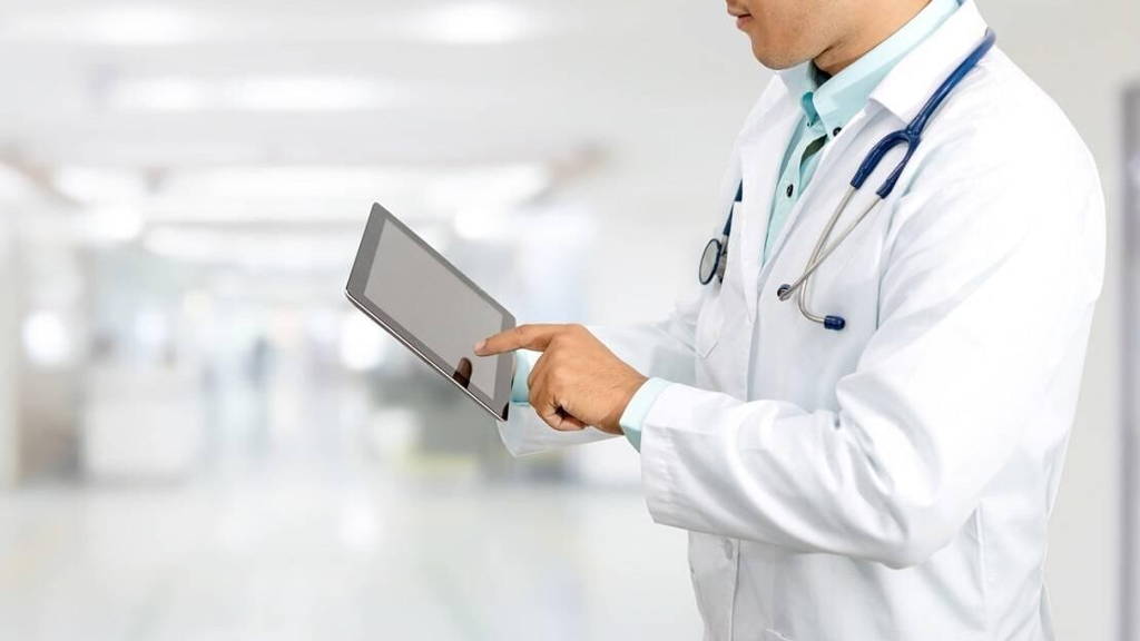 Ziekenhuis-tablet-arts