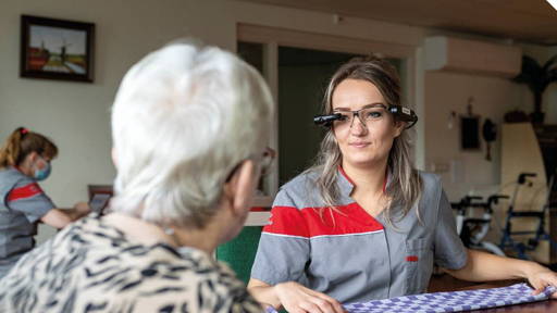 Smart glasses in ouderenzorg: Niet dé oplossing, wel interessant in krappe arbeidsmarkt