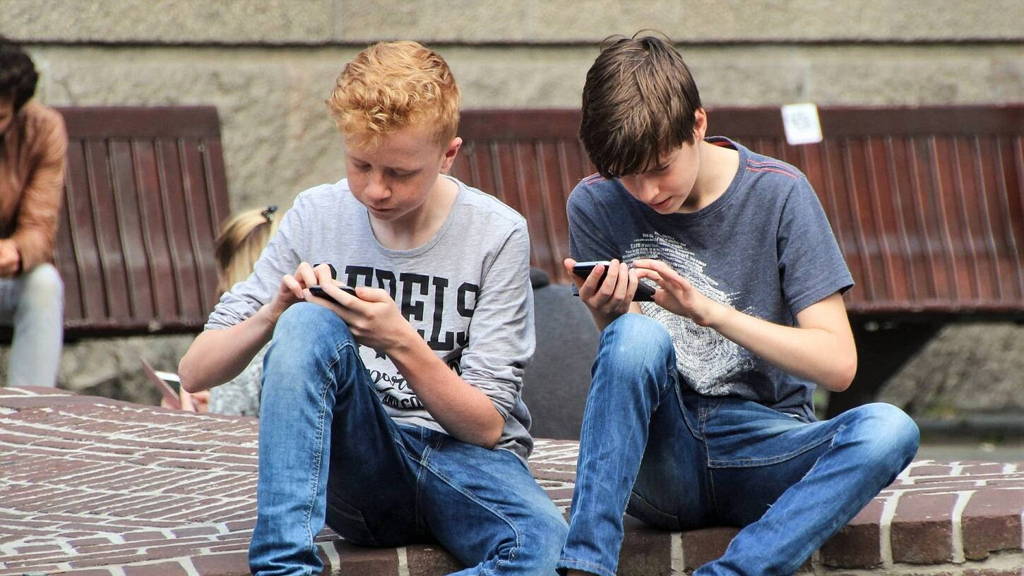 phone-gaming-kids
