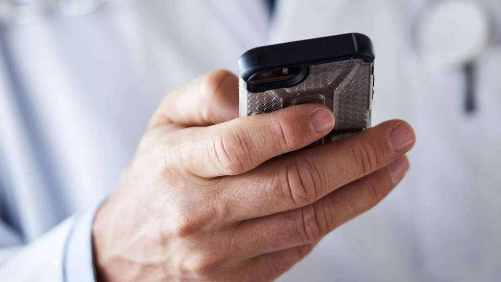 hand-smartphone-dokter