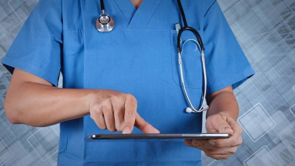 Tablet-arts-verpleegkundige-digitaal