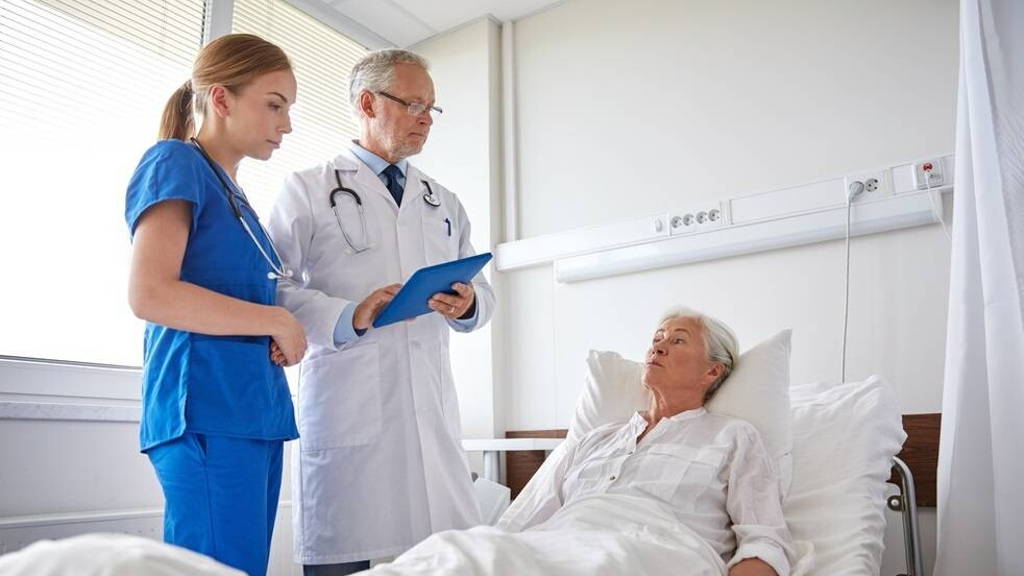 Arts-verpleegkundige-patient-tablet-ziekenhuis