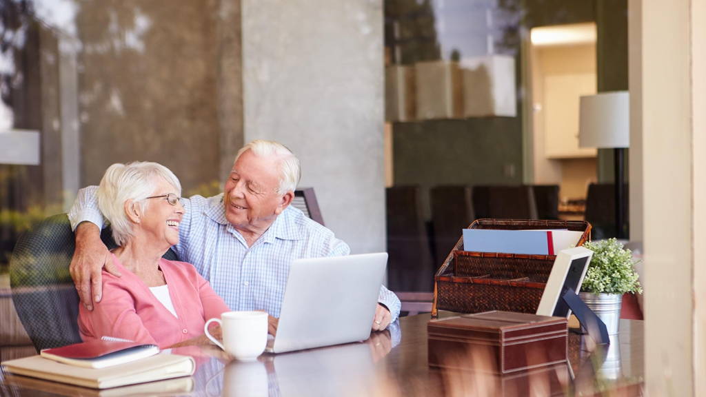 ouderen-laptop-tafel-ehealth