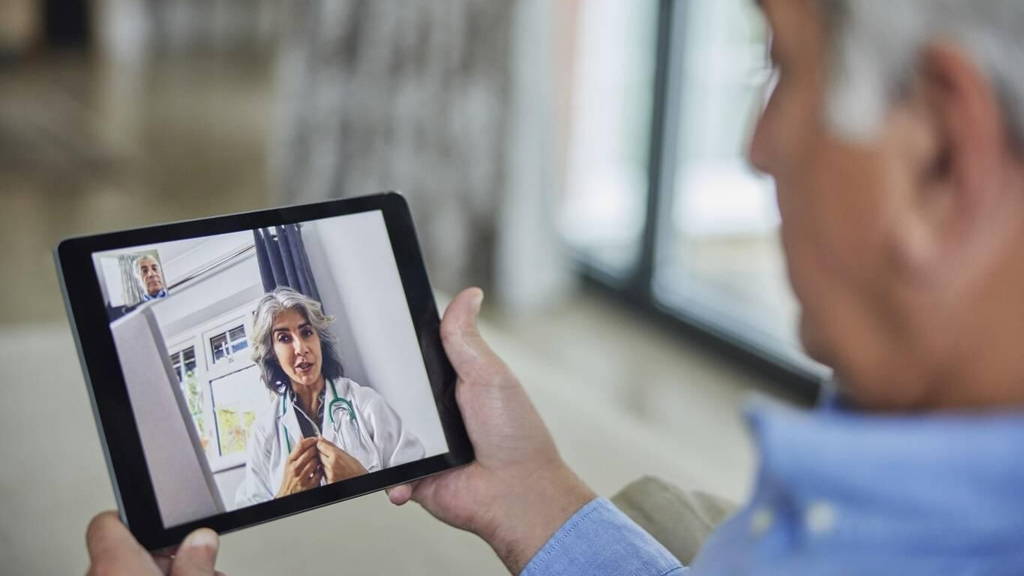 Arts-patient-tablet-telezorg-beeldbellen