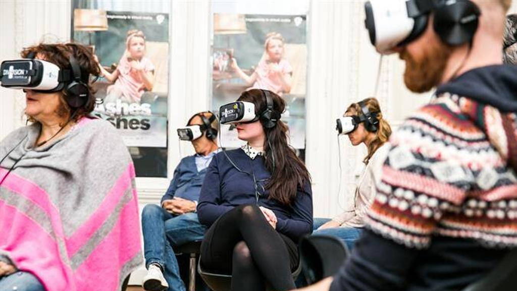 group-of-people-with-vr