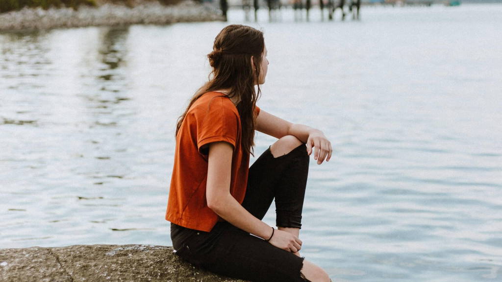 vrouw-denken-oranje-shirt-water-scaled