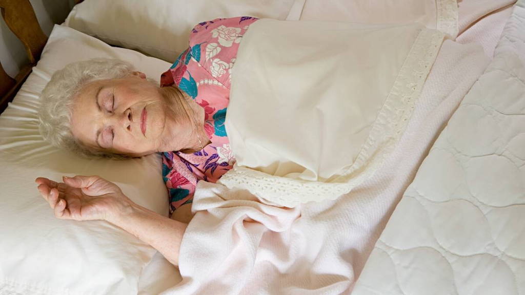 Oudedame-Bed-Slapen