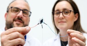 Professor Garry Duffy en dr. Rachel Beatty tonen het zachte robotimplantaat ontwikkeld door de Universiteit van Galway en MIT.